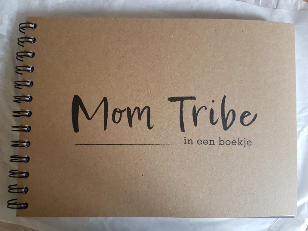 Mom Tribe in een boekje voorkant